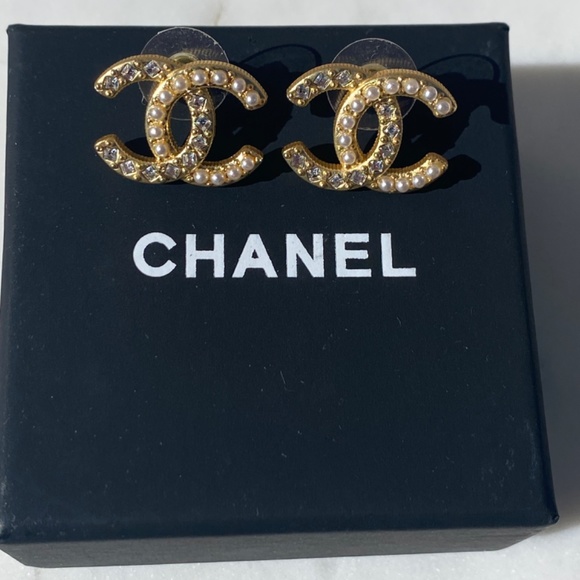 Chanel stud earrings in gold with pearls and crystals. - Picture 9 of 9